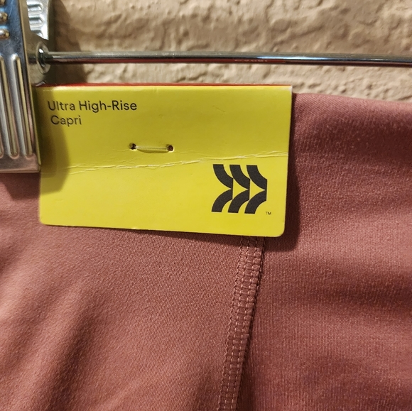 All in Motion Ultra Highrise Crop Yoga Pants Womens XS Rose Ruched Hem 2 Pockets - Picture 4 of 9